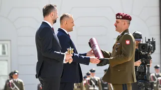 Prezydent RP Karol Nawrocki, wicepremier, minister obrony narodowej Władysław Kosiniak-Kamysz (L) oraz mianowany na stopień generała brygady, dowódca 25 Brygady Kawalerii Powietrznej płk Piotr Gołos Fot. PAP/Radek Pietruszka