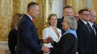 Prezydent Karol Nawrocki (L) i odznaczona Orderem Orła Białego dyrygent Agnieszka Duczmal-Jaroszewska (P). Fot. PAP/Paweł Supernak