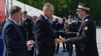 Prezydent Karol Nawrocki (C), minister spraw wewnętrznych i administracji Marcin Kierwiński (L) oraz awansowany na stopień nadbrygadiera Lubelski Komendant Wojewódzki PSP Zenon Pisiewicz (P). Fot. PAP/Paweł Supernak