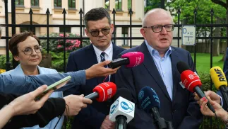 Sędziowie TK, od lewej: Anna Korwin-Piotrowska, Krystian Markiewicz i Marcin Dziurda przed siedzibą Trybunału Konstytucyjnego w Warszawie. Fot. PAP/Paweł Supernak