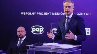 Wicepremier i minister cyfryzacji Krzysztof Gawkowski (P) i dyrektor generalny Polskiej Agencji Prasowej Marek Błoński (L). Fot. PAP/Leszek Szymański