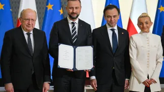 Podpisanie umowy pożyczkowej w ramach programu SAFE Fot. PAP/Marcin Obara