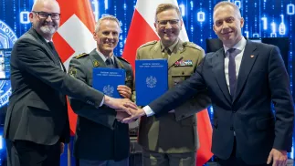 Ambasador Szwajcarii w Polsce Fabrice Filliez (L), dowódca Obrony Cyberprzestrzeni Szwajcarii, gen. Simon Muller (2L), dowódca Komponentu Wojsk Obrony Cyberprzestrzeni gen. dyw. Karol Molenda (2P) i wiceminister obrony narodowej Cezary Tomczyk (P). Fot. PAP/Jakub Kaczmarczyk