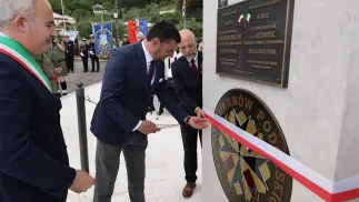 Szef Urzędu ds. Kombatantów i Osób Represjonowanych Lech Parell (2L) i burmistrz Piedimonte San Germano Gioacchino Ferdinandi (L) podczas uroczystości odsłonięcia medalionu z wizerunkiem odznaki 12. Pułku Ułanów Podolskich Fot. PAP/Albert Zawada