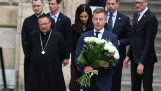 Peter Magyar (P) i kard. Grzegorz Ryś (L). Fot. PAP/Łukasz Gągulski