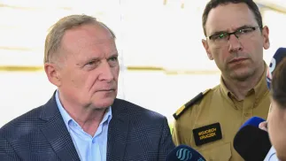 Wiceminister spraw wewnętrznych i administracji Czesław Mroczek (L) i komendant Główny Państwowej Straży Pożarnej nadbryg. Wojciech Kruczek Fot. PAP/Radek Pietruszka