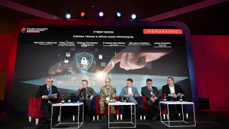 Od lewej: prowadzący, redaktor naczelny Polskiej Agencji Prasowej Wojciech Tumidalski, zastępca szefa KPRM Jakub Stefaniak, zastępca Dowódcy Komponentu Wojsk Obrony Cyberprzestrzeni płk. Paweł Doniec, dyrektor zarządzający Dell Technologies Polska Dariusz Piotrowski, prezes zarządu Polskiej Wytwórni Papierów Wartościowych Zygmunt Kostkiewicz oraz prezes Krajowej Rady Radców Prawnych Włodzimierz Chróścik. Fot. PAP/Marcin Obara