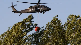Helikopter w pobliżu miejsca pożaru lasu we wsi Międzyleś w powiecie wołomińskim Fot. PAP/Albert Zawada