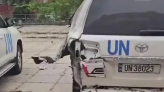 В результаті атаки російських дронів було пошкоджено три автомобілі. Скріншот з відео очільника Херсонської ОВА Олександра Прокудіна. Fot. Facebook/Олександр Прокудін