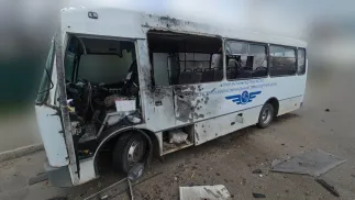 Вдруге за день росіяни атакували з дрона автобус у Херсоні. Fot. Facebook / Oleksandr Prokudin
