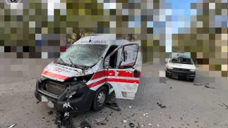 Наслідок удару російського дрона по транспорту. Fot. Херсонська обласна прокуратура
