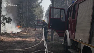 Рятувальники гасять масштабну лісову пожежу в зоні відчуження навколо Чорнобильської АЕС. Fot. ДСНС України, ДСНС Київщини
