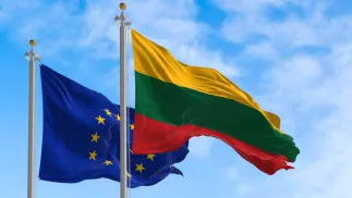 Flagi Litwy i Unii Europejskiej. Zdjęcie ilustracyjne. Fot. rarrarorro/Adobe Stock