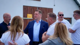 Wiceprezes PiS Przemysław Czarnek spotkał się m.in. z właścicielem gospodarstwa rolnego zajmującego się hodowlą bydła.  Fot. X/Przemysław Czarnek