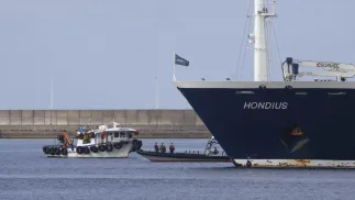 Obywatele Hiszpanii jako pierwsi opuścili statek MV Hondius. Fot. PAP/EPA/	PAP/EPA/Miguel Barreo