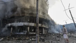 Zniszczenia po rosyjskim ataku na Kijów Fot. PAP/EPA/SERGEY DOLZHENKO