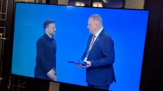 Kijów. Andrzej Pietrasik odebrał z rąk Prezydenta Ukrainy Wołodymyra Zełenskiego odznaczenie państwowe – Złote Serce, fot. UM Płońsk