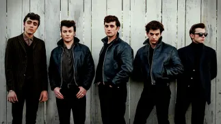 Ellis Murphy jako Paul McCartney, Patrick Gilmore jako Pete Best, Rhys Mannion jako John Lennon, Harvey Brett jako George Harrison i Louis Landau jako Stu Sutcliffe. Fot. W&B Television