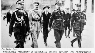  Marszałek Józef Piłsudski z oficerami swojego sztabu, 1926 rok (reprodukcja fotografii autorstwa Mariana Fuksa). Fot. PAP/Reprodukcja Jakub Grelowski 