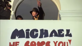 Michael Jackson z wizytą w warszawskim liceum im. Stefana Batorego Fot. PAP/Jacek Turczyk