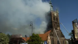 Pożar kościoła św. Katarzyny W Gdańsku. Fot. PAP/Stefan Kraszewski