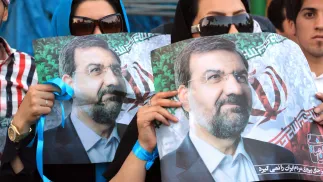 Иранские женщины держат портрет Мохсена Резаи Fot. PAP/EPA/ABEDIN TAHERKENAREH