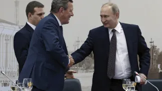 Рукостискання Герхарда Шредера й Владіміра Путіна. Fot. PAP/EPA/Sergey Chirikov