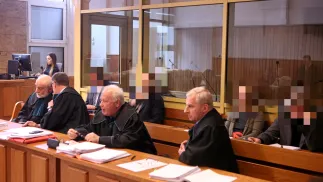 W pierwszym rzędzie adwokaci (L-P): Krzysztof Bachmiński, Piotr Kardas, Andrzej Patela, Zbigniew Kubicki; w drugim rzędzie oskarżeni lekarze (L-P): Dariusz D., Andrzej K., Katarzyna S. oraz Jacek D. podczas rozprawy dot. śmierci Jerzego Ziobry. Fot. PAP/Stanisław Rozpędzik