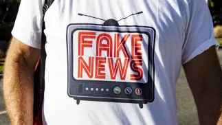 Koszulka z napisem "fake news", zdjęcie ilustracyjne. Fot. EPA/ETIENNE LAURENT 