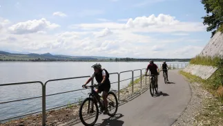 Rowerzyści na trasie Velo Dunajec - uważanej za jedną z najpięknięjszych tras rowerowych w Polsce. Fot. PAP/Grzegorz Momot