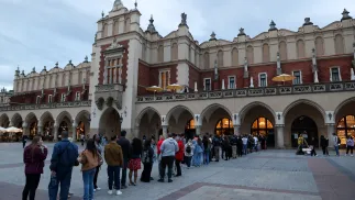 Kolejka do Galerii Sztuki Polskiej XIX wieku w Sukiennicach na Rynku Głównym w Krakowie. Fot. PAP/	Art Service