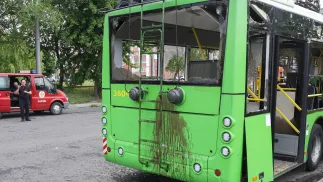 Zaatakowany autobus w Ukrainie w 2024 r. Fot. PAP/EPA/SERGEY KOZLOV