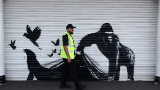 Praca artysty Banksy'ego w Londynie. Fot. EPA/ANDY RAIN