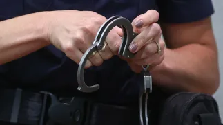 Policjantka z kajdankami. Zdj. Ilustracyjne. Fot. PAP/Łukasz Gągulski 