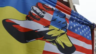 Flaga symbolizująca pomoc USA dla Ukrainy Fot. PAP/EPA/SERGEY DOLZHENKO