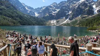 Tłumy turystów nad Morskim Okiem w Zakopanem podczas weekendu majowego. Fot. PAP/Grzegorz Momot 
