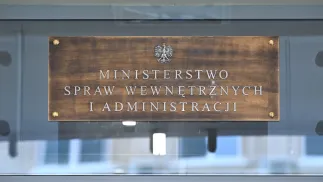 Табличка на будівлі Міністерства внутрішніх справ і адміністрації у Варшаві. Fot. PAP/Radek Pietruszka