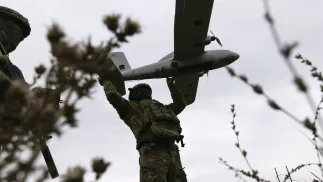 Украинские военные с дроном Fot. PAP/EPA/YEVHEN TITOV
