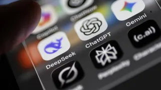 Мобільні додатки Deepseek, ChatGPT та Gemini. Фотоілюстрація. Fot. PAP/EPA/HANNIBAL HANSCHKE