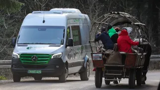 E-bus i wóz na drodze do Morskiego Oka. Fot. PAP/Grzegorz Momot