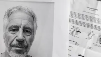 Wydruki treści znajdujących się w aktach Jeffrey'a Epsteina Fot. PAP/EPA/CRISTOBAL HERRERA-ULASHKEVICH
