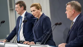Premier Mette Federiksen (w środku), ministter obrony Troels Lund Poulsen (z lewej) i szef duńskiej dyplomacji Lars Loekke Rasmussen, fot. PAP/EPA/RITZAU SCANPIX/Ida Marie Odgaard