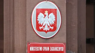 Табличка біля входу до будівлі Міністерства закордонних справ у Варшаві. Fot. PAP/Radek Pietruszka