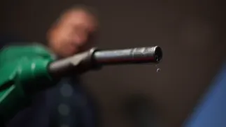 Dystrybutor na stacji benzynowej. Fot. PAP/Leszek Szymański