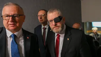 Prezes Konfederacji Korony Polskiej, europoseł Grzegorz Braun oraz posłowie ugrupowania Włodzimierz Skalik i Roman Fritz. Fot. PAP/Marcin Obara