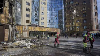 Наслідки удара дрону по будинку в Харкові. Fot. PAP/EPA/SERGEY KOZLOV
