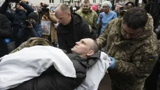 Транспортування українського полоненого після тривалого утримання в російській неволі. Квітень 2026. Фотоілюстрація. Fot. PAP/EPA/MAXYM MARUSENKO