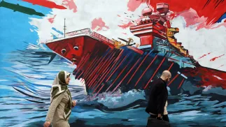 Фрагмент настінного малюнку в Тегерані, який зображує блокаду Ормузької протоки та знищення американських сил ВМФ. Fot. PAP/EPA/ABEDIN TAHERKENAREH