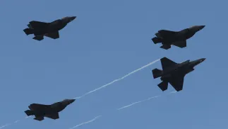 Звено самолетов F-35 в небе. Фотоиллюстрация. Fot. PAP/EPA/ABIR SULTAN
