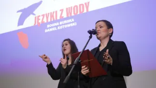 Ministra kultury i dziedzictwa narodowego Marta Cienkowska (P) podczas konferencji prasowej z okazji przedpremierowego pokazu filmu „Języki z wody”, fot. PAP/Tomasz Gzell